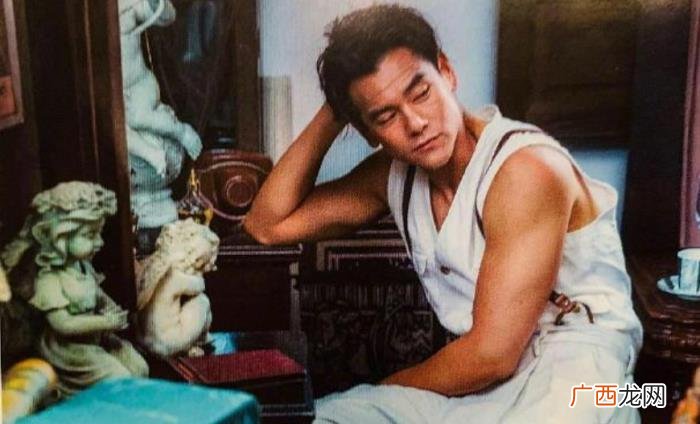 彭于晏额头，彭于晏服装造型太显老额头纹很明显