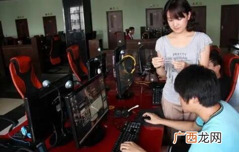 怎么追网吧女收银？聊天过程中不能怂