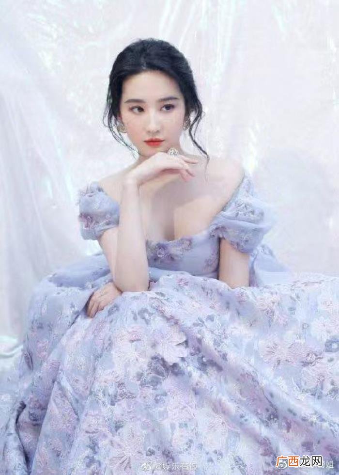 刘亦菲杨颖，Angelababy和刘亦菲手挽手下台