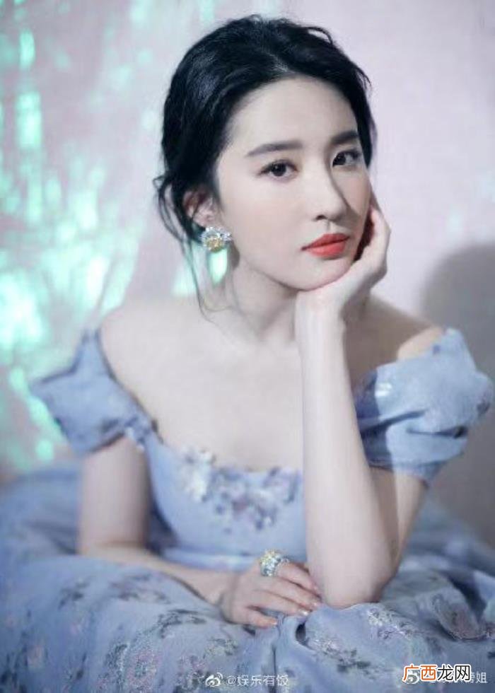 刘亦菲杨颖，Angelababy和刘亦菲手挽手下台