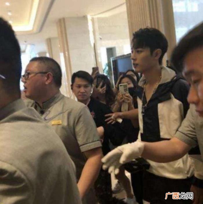 肖战好看吗，叫肖战身边的工作人员都觉得他好看