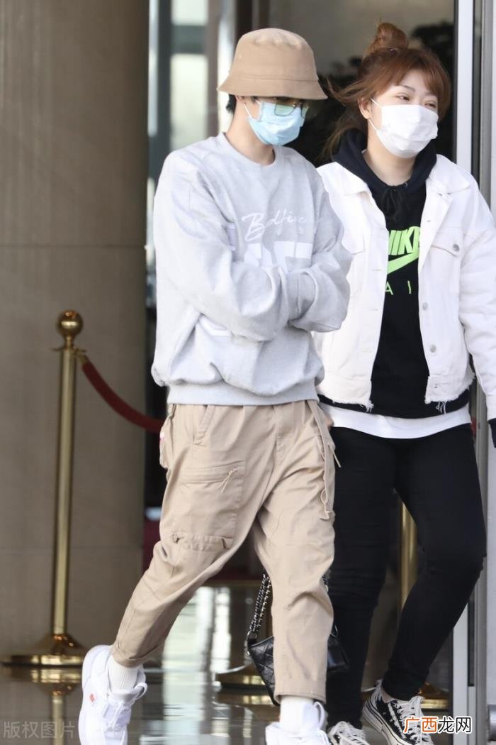 华晨宇低调，华晨宇穿灰色卫衣戴卡色渔夫帽低调现身机场