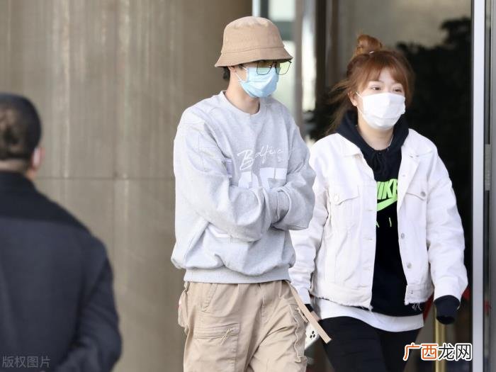 华晨宇低调，华晨宇穿灰色卫衣戴卡色渔夫帽低调现身机场
