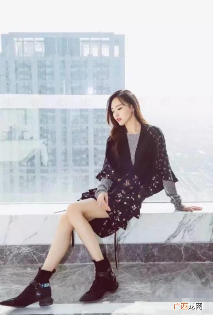 张碧晨多好，张碧晨穿一双高跟靴看上去高了许多