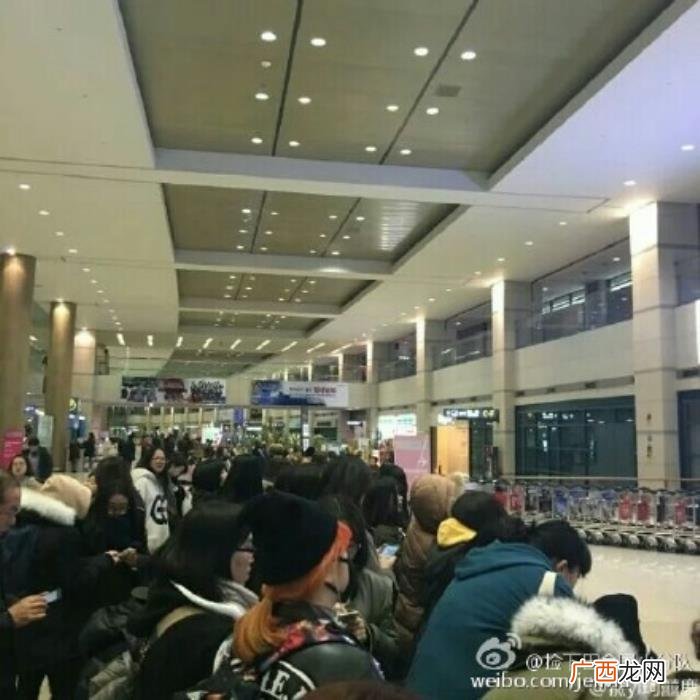 鹿晗在机场，鹿晗空降仁川机场纯素颜美貌霸屏韩网