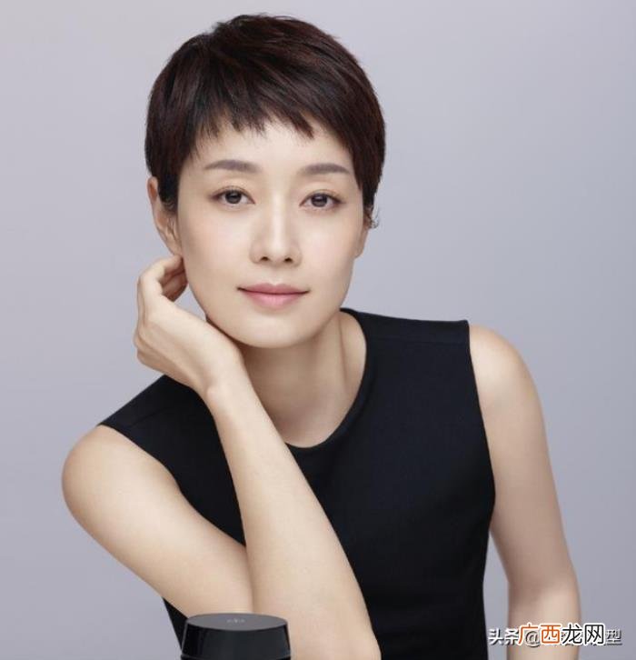 国字脸发型，40岁国字脸的女人做什么发型既减龄又时尚
