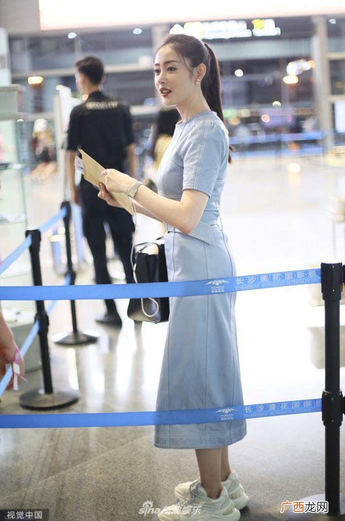 张天爱马尾，张天爱扎马尾露天鹅颈玲珑曲线吸睛