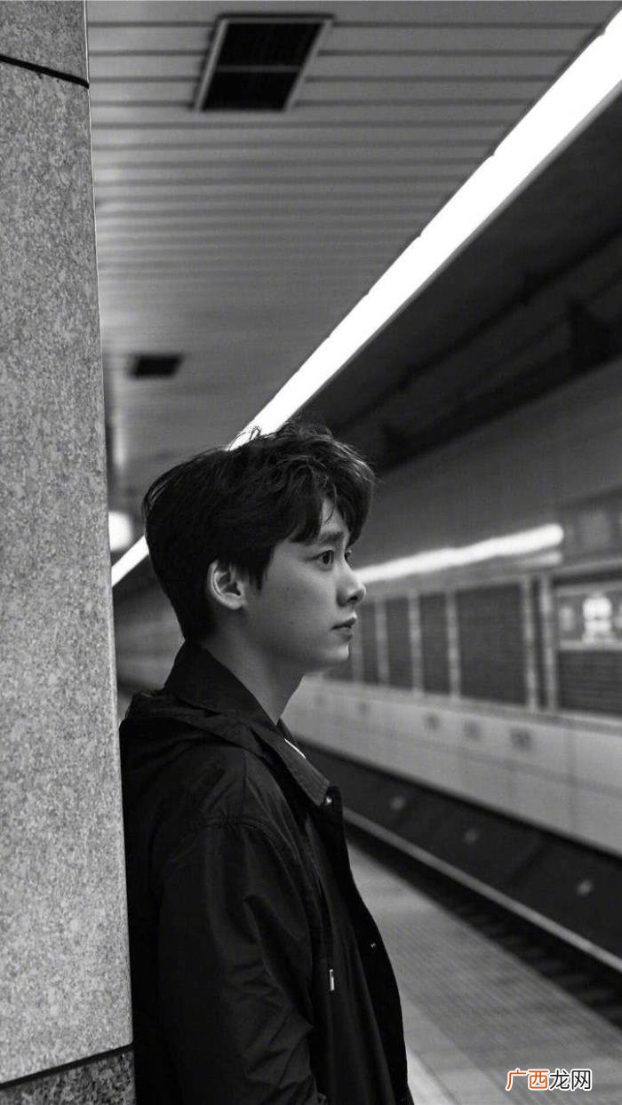 李沁李易峰，李易峰李沁华表奖同台刻意保持距离