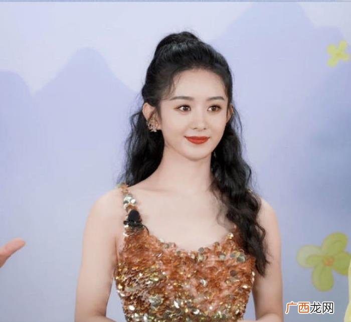 赵丽颖活动，赵丽颖穿金色修身裙扎马尾出席活动