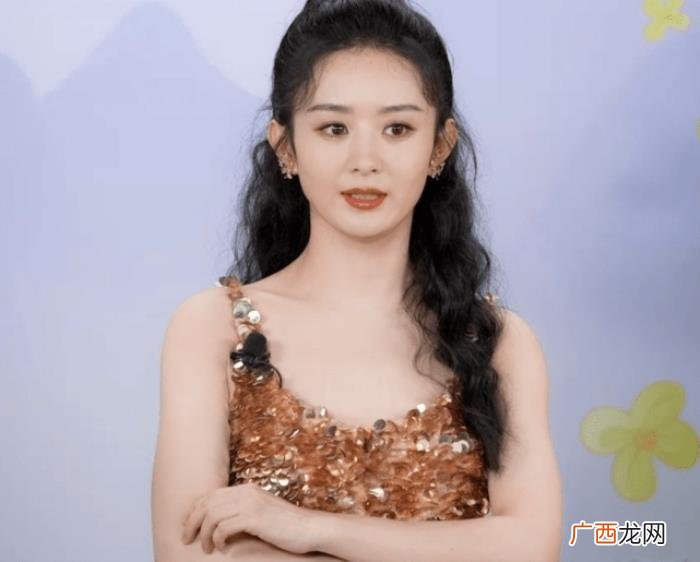 赵丽颖活动，赵丽颖穿金色修身裙扎马尾出席活动