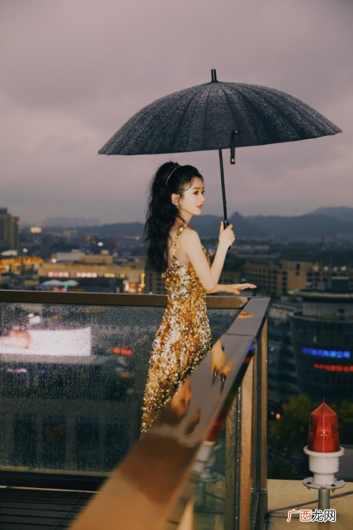 赵丽颖活动，赵丽颖穿金色修身裙扎马尾出席活动