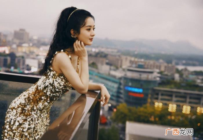赵丽颖活动，赵丽颖穿金色修身裙扎马尾出席活动