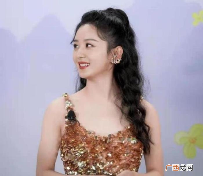 赵丽颖活动，赵丽颖穿金色修身裙扎马尾出席活动