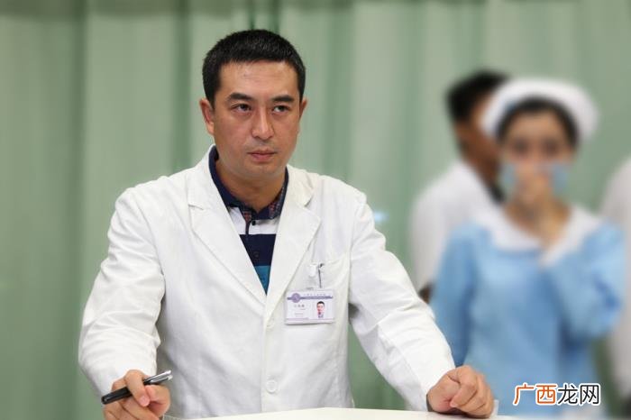 张嘉译走路，男神张嘉译走路甩臂摇尾、慵懒模样