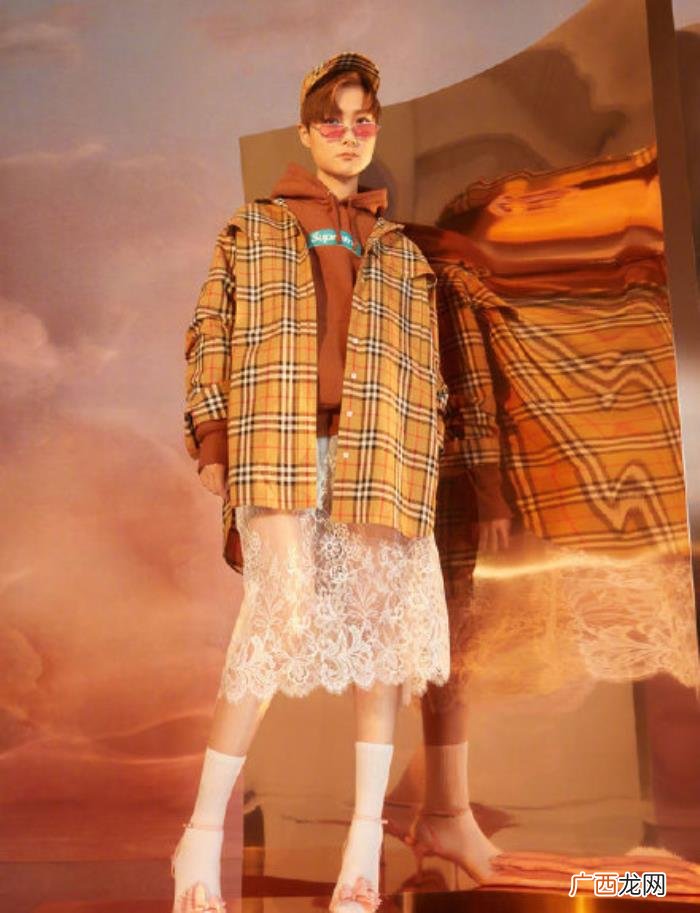 周笔畅露背，周笔畅性感露背装PK李宇春深V红心礼服