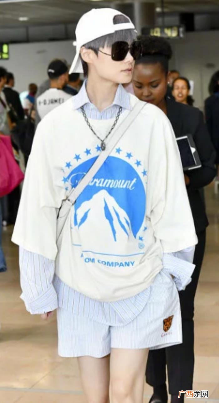 周笔畅露背，周笔畅性感露背装PK李宇春深V红心礼服