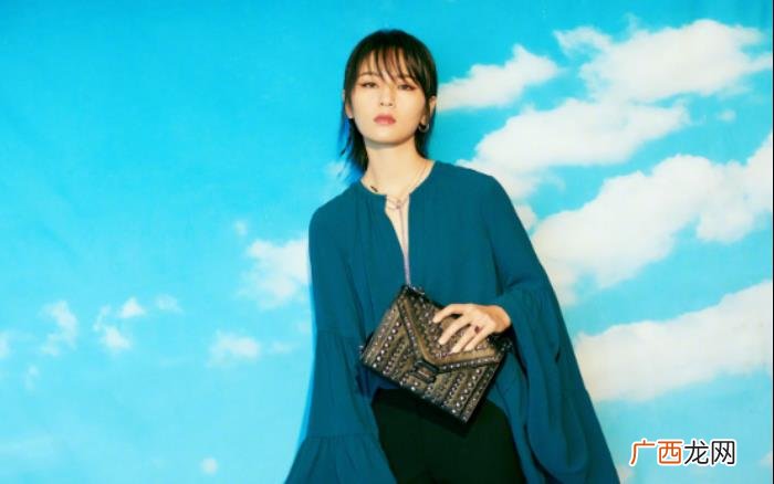 周笔畅露背，周笔畅性感露背装PK李宇春深V红心礼服