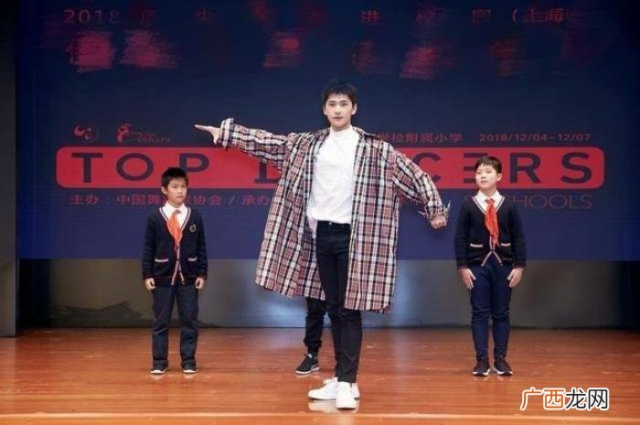 杨洋跳舞蹈，杨洋变身舞蹈老师助力公益身形真赞