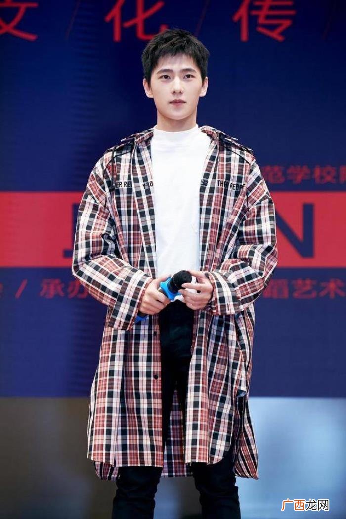 杨洋跳舞蹈，杨洋变身舞蹈老师助力公益身形真赞