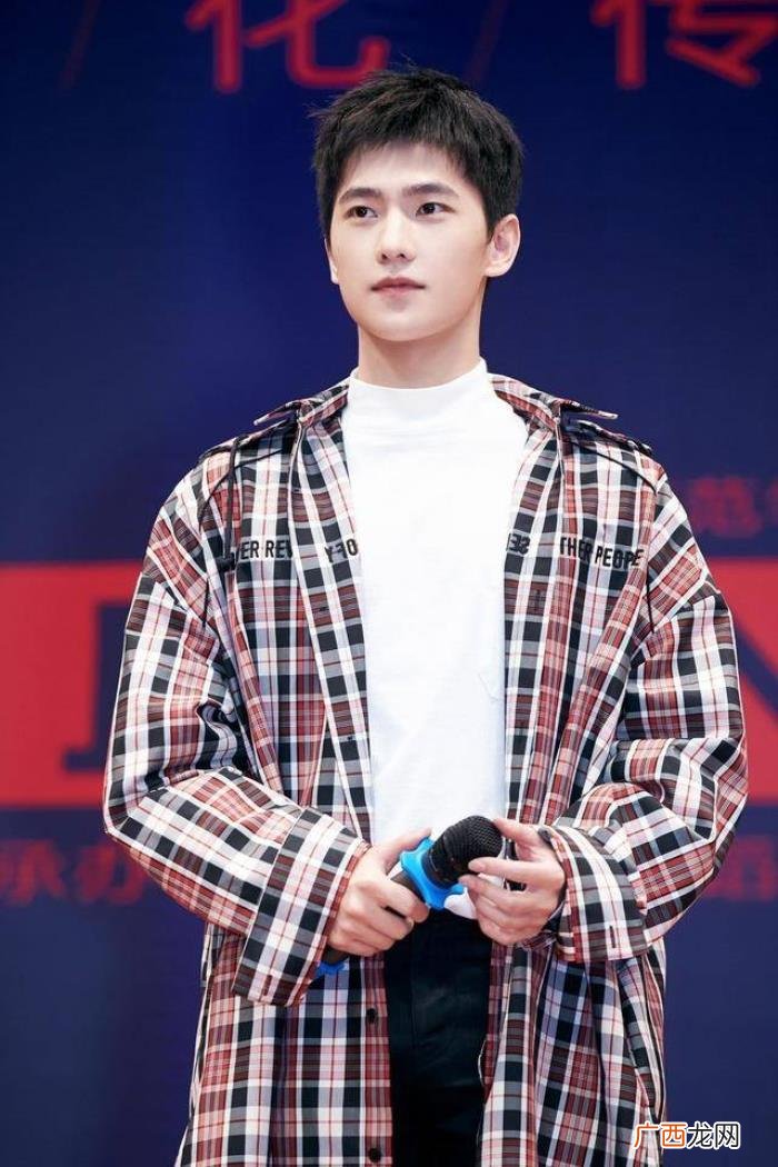 杨洋跳舞蹈，杨洋变身舞蹈老师助力公益身形真赞
