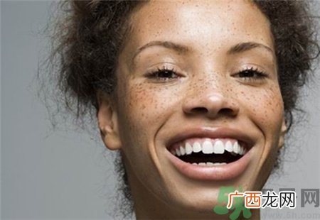 皮肤缺水有哪些症状?皮肤缺水会导致哪些问题?
