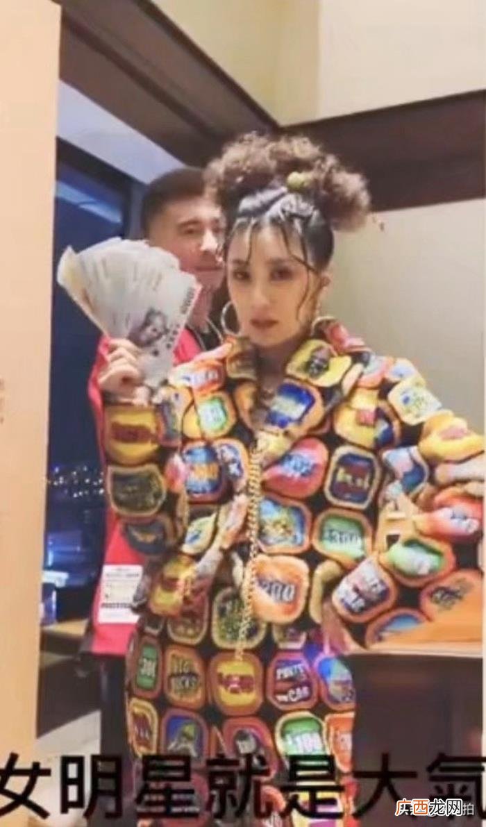贾静雯老公,46岁贾静雯与老公修杰楷玩cosplay