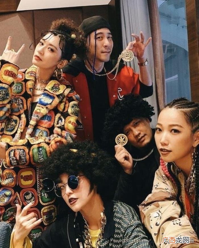 贾静雯老公,46岁贾静雯与老公修杰楷玩cosplay