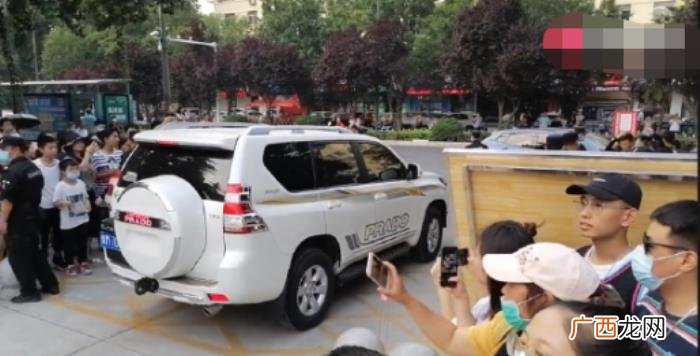张子枫高考，曝张子枫搞特殊高考后坐私家车离开