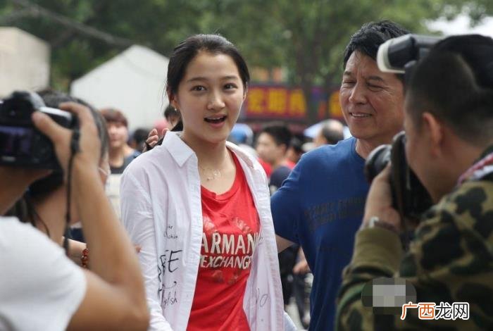 张子枫高考，曝张子枫搞特殊高考后坐私家车离开