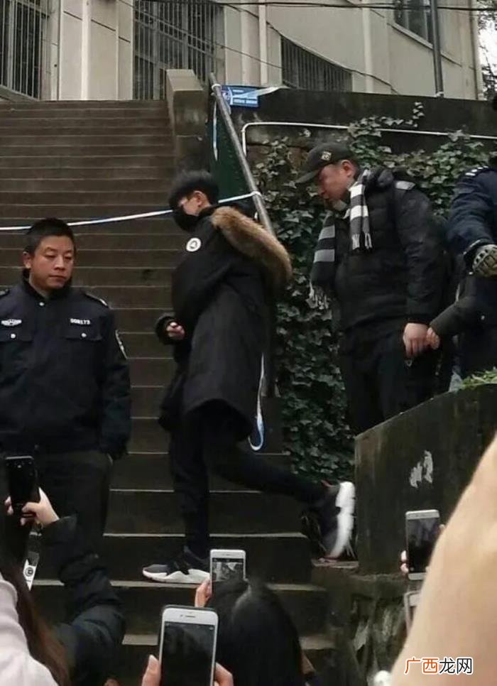 张子枫高考，曝张子枫搞特殊高考后坐私家车离开