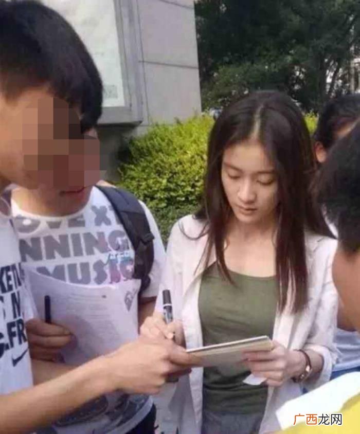 张子枫高考，曝张子枫搞特殊高考后坐私家车离开