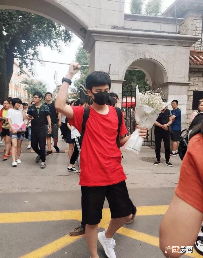 张子枫高考，曝张子枫搞特殊高考后坐私家车离开