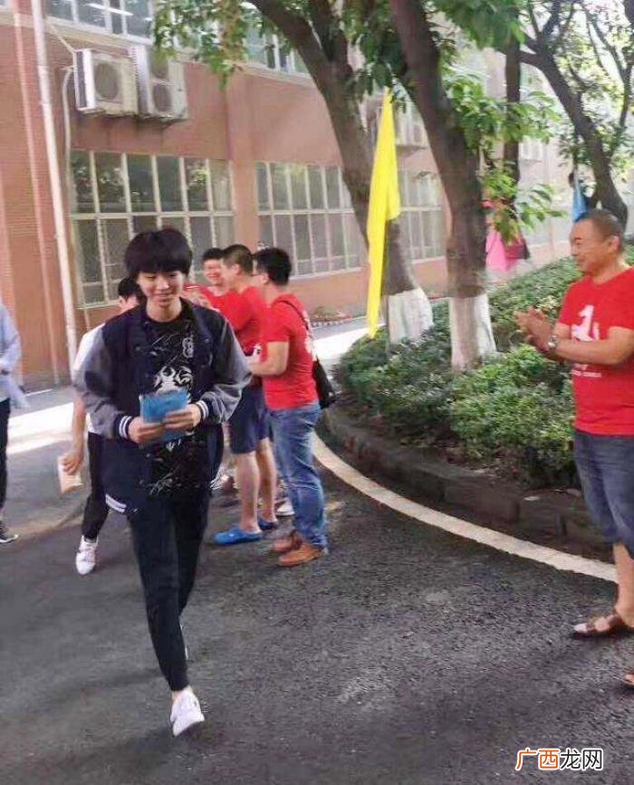 张子枫高考，曝张子枫搞特殊高考后坐私家车离开