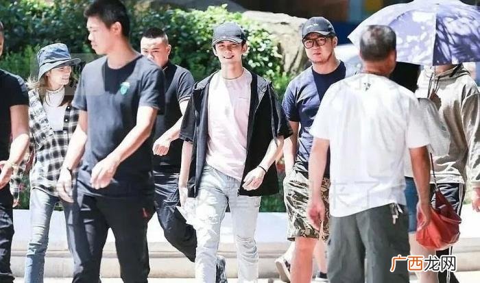 张子枫高考，曝张子枫搞特殊高考后坐私家车离开