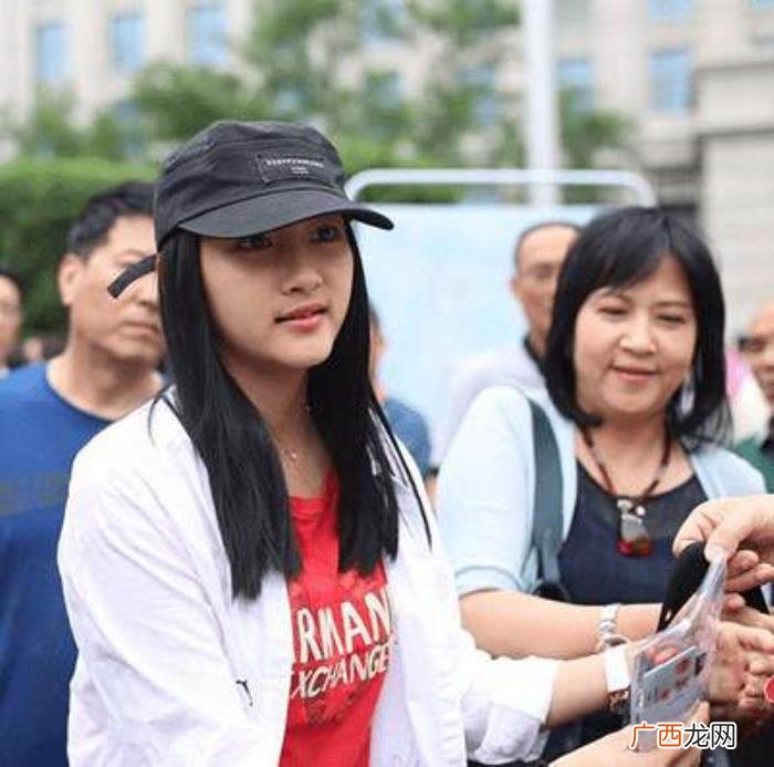 张子枫高考，曝张子枫搞特殊高考后坐私家车离开