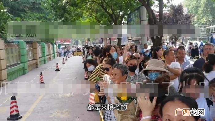 张子枫高考，曝张子枫搞特殊高考后坐私家车离开