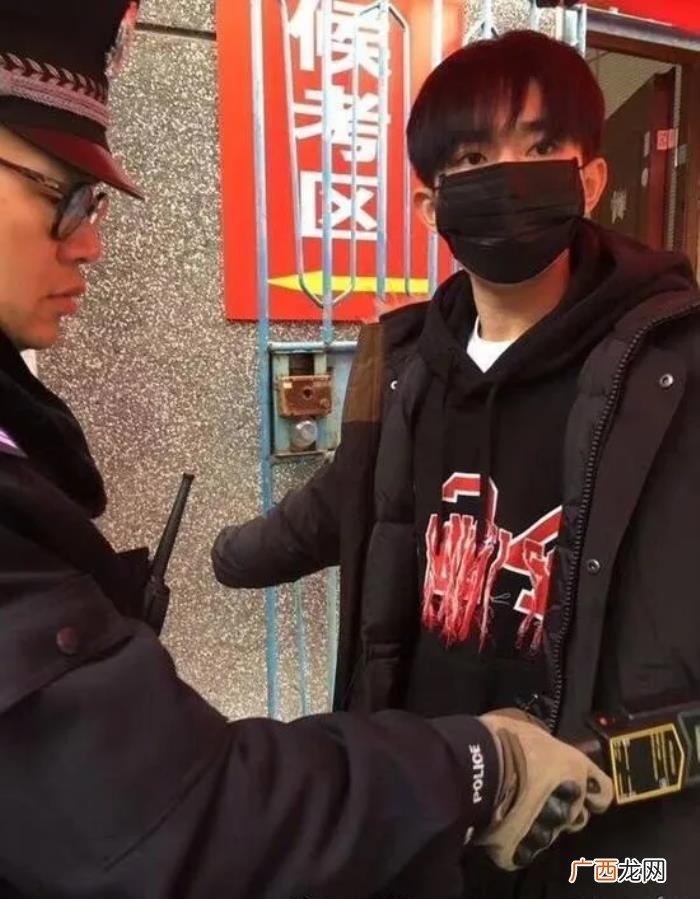 张子枫高考，曝张子枫搞特殊高考后坐私家车离开
