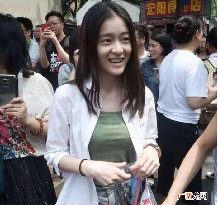 张子枫高考，曝张子枫搞特殊高考后坐私家车离开