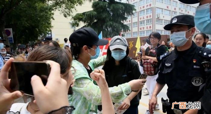 张子枫高考，曝张子枫搞特殊高考后坐私家车离开