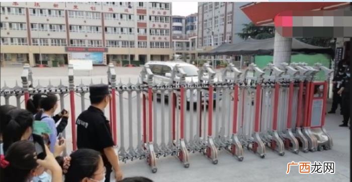 张子枫高考，曝张子枫搞特殊高考后坐私家车离开