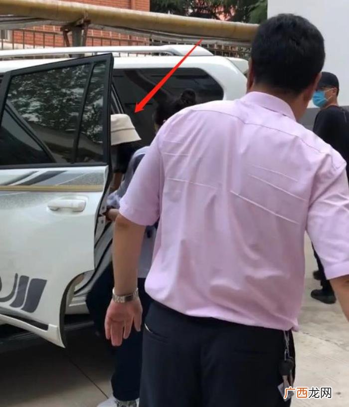 张子枫高考，曝张子枫搞特殊高考后坐私家车离开