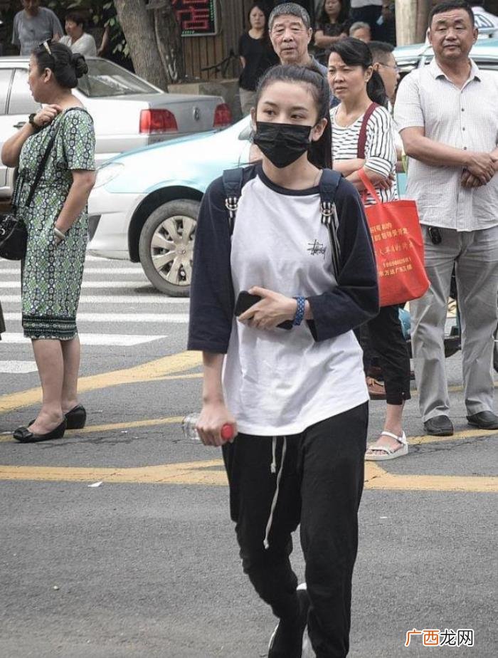 张子枫高考，曝张子枫搞特殊高考后坐私家车离开
