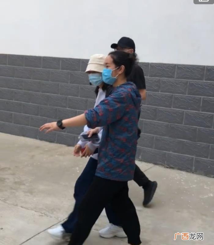 张子枫高考，曝张子枫搞特殊高考后坐私家车离开