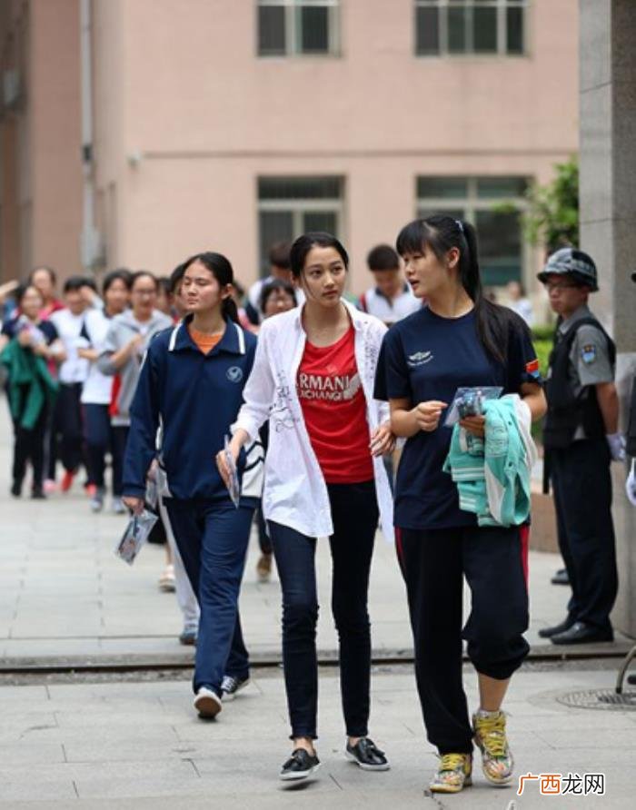 张子枫高考，曝张子枫搞特殊高考后坐私家车离开
