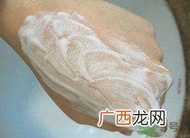 奥蜜思新水原力洁面乳怎么用?