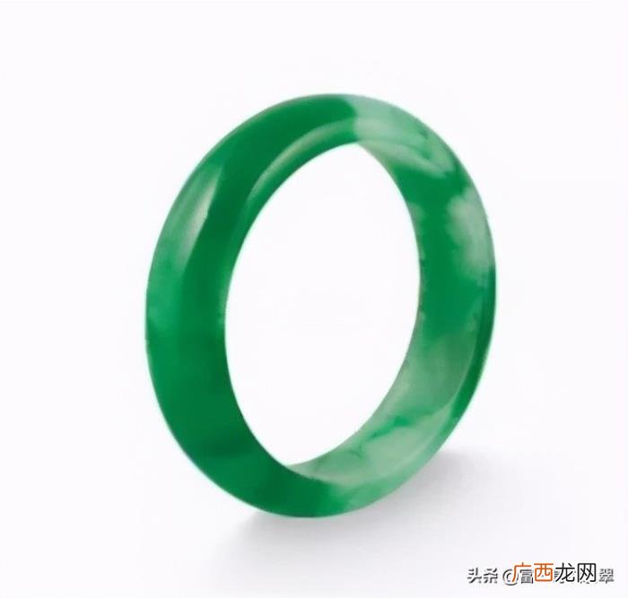 玉手镯好吗，同样材质翡翠圆条手镯比扁条手镯的性价比更高