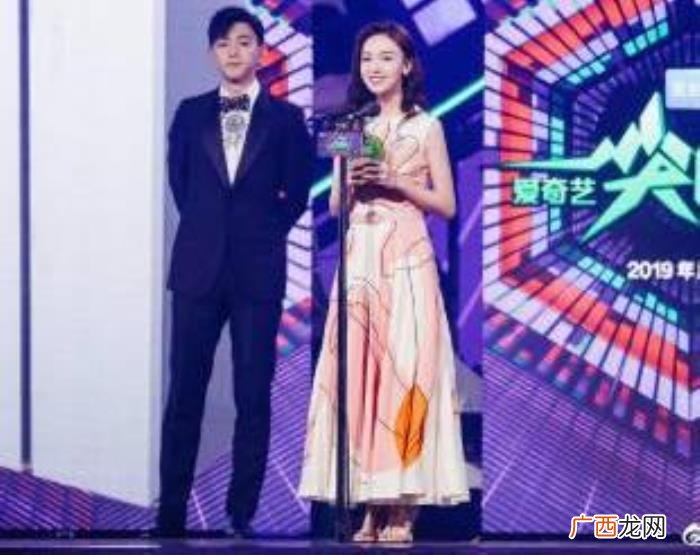 邓伦李一桐，邓伦的小V脸在李一桐面前像加了放大特效