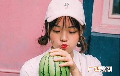 怎么追女生让她感到舒服自然，不显得刻意
