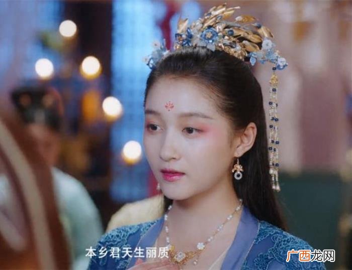 关晓彤年龄,23岁关晓彤新剧造型被嘲像花孔雀