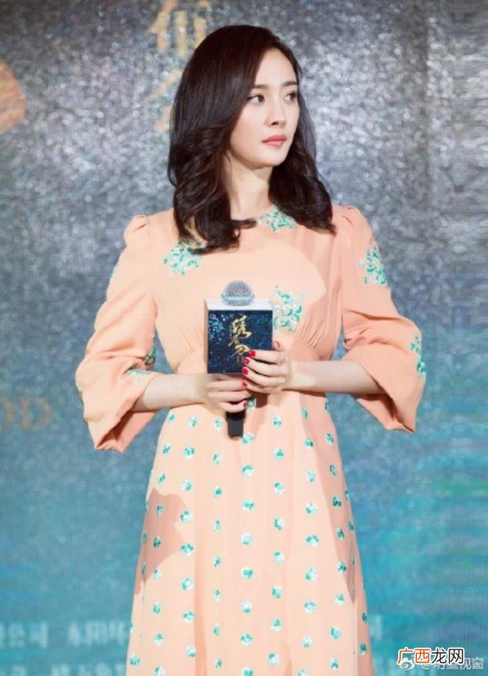 杨幂小红帽，杨幂戴小红帽露大长腿走路有气无力